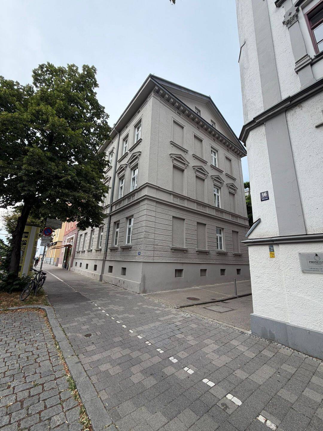 Altbau-Charme pur: 2-Zimmer-Wohnung mit Balkon mitten in Augsburg – kurzfristig bezugsfrei-, 86152 Augsburg (Innenstadt)
