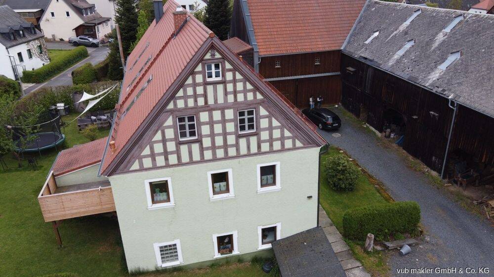 Freiraum für Macher: Denkmal-Dreiseithof mit 2 Wohneinheiten mit ca. 400m² , Scheunen & Südgarten, 95659 Arzberg
