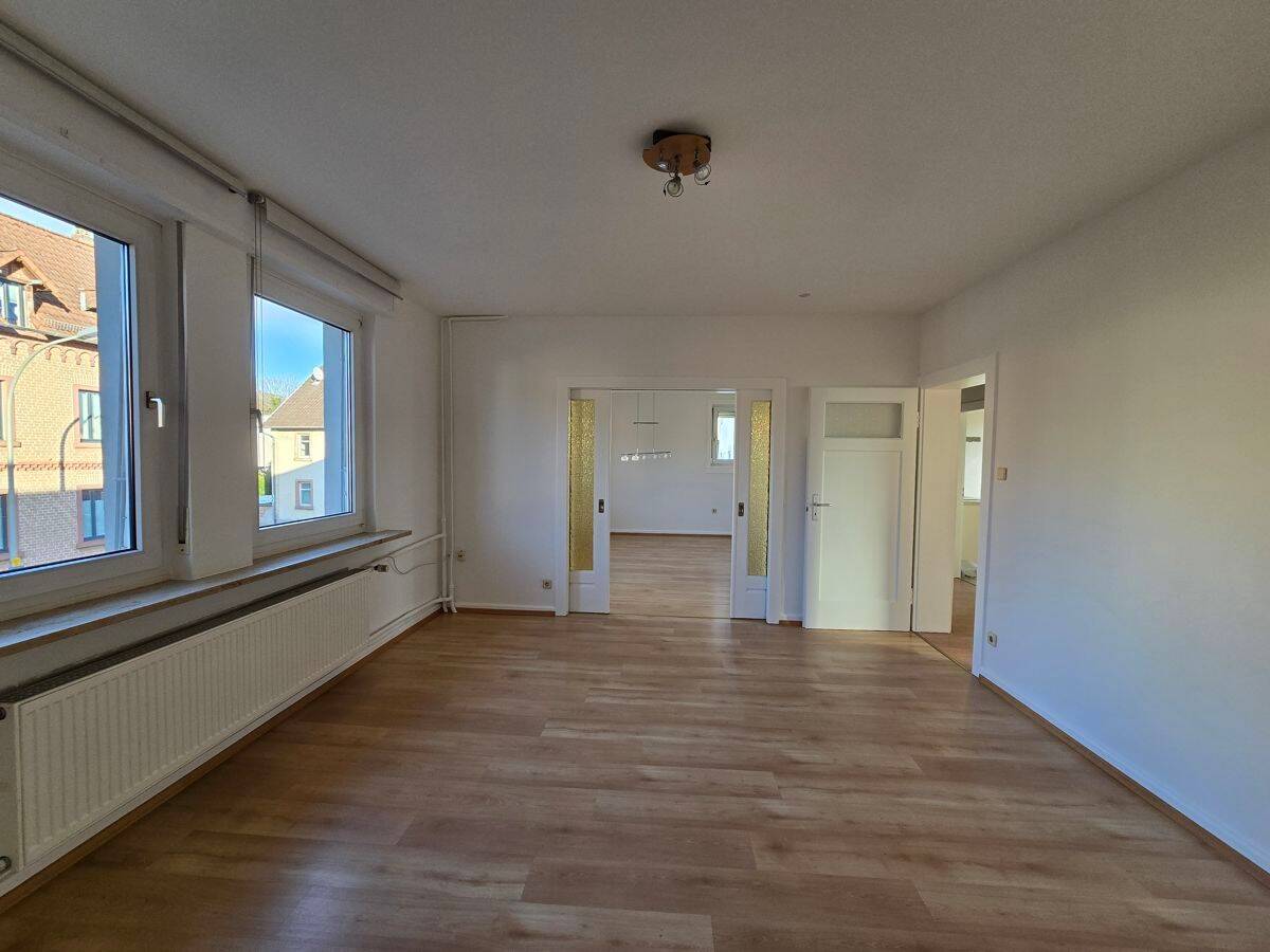 Attraktive 2,5 Zi. Wohnung mit Balkon + Wintergarten mit tollem Ausblick, 60388 Frankfurt am Main (Bergen-Enkheim Seckbach)