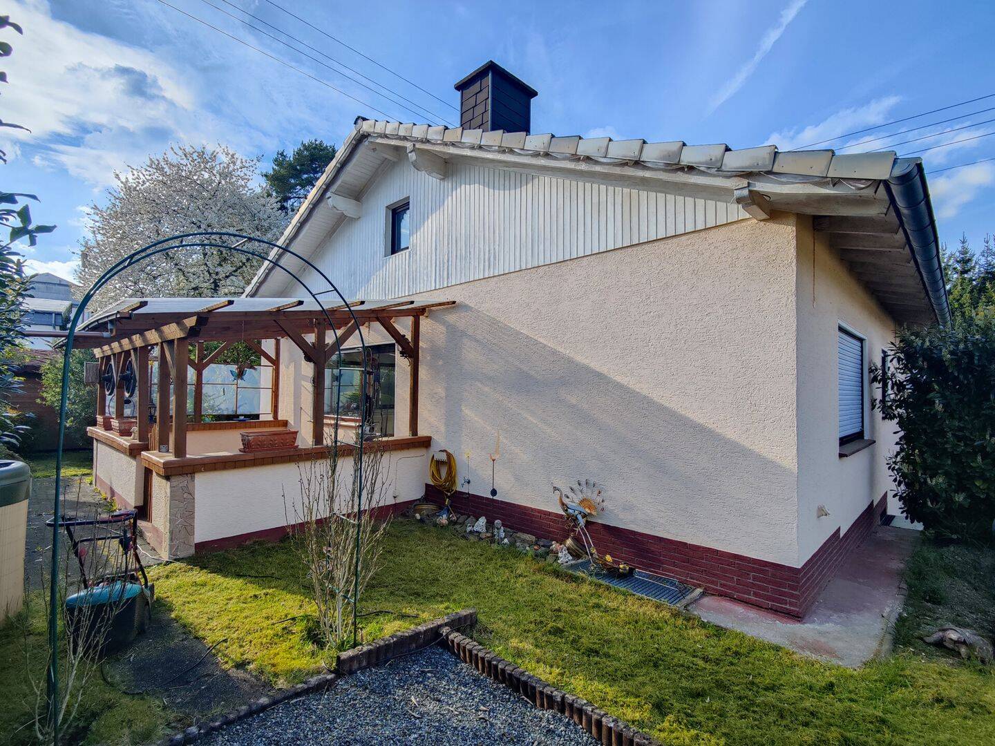 Ein-/Zweifamilienhaus in idyllischer Höhenlage mit herrlichem Ausblick!, 57641 Oberlahr