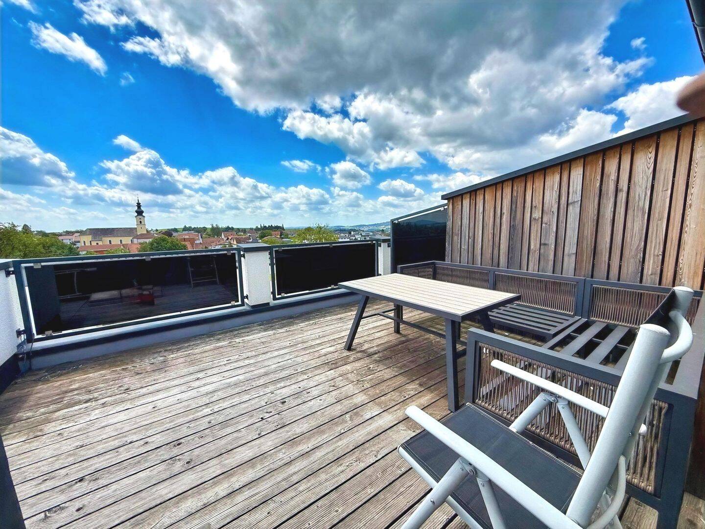 Fernblick! Moderne, hochwertige und helle 2-Zimmer-Penthouse-Wohnung in exklusiver Lage – Neukirchen vorm Wald., 94154 Neukirchen vorm Wald