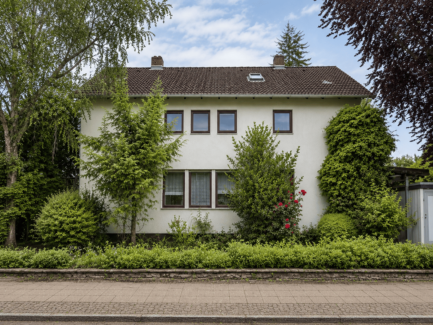Ansprechendes & solides Ein- bis Zweifamilienhaus auf einem Eckgrundstück in bester Lage, 30559 Hannover