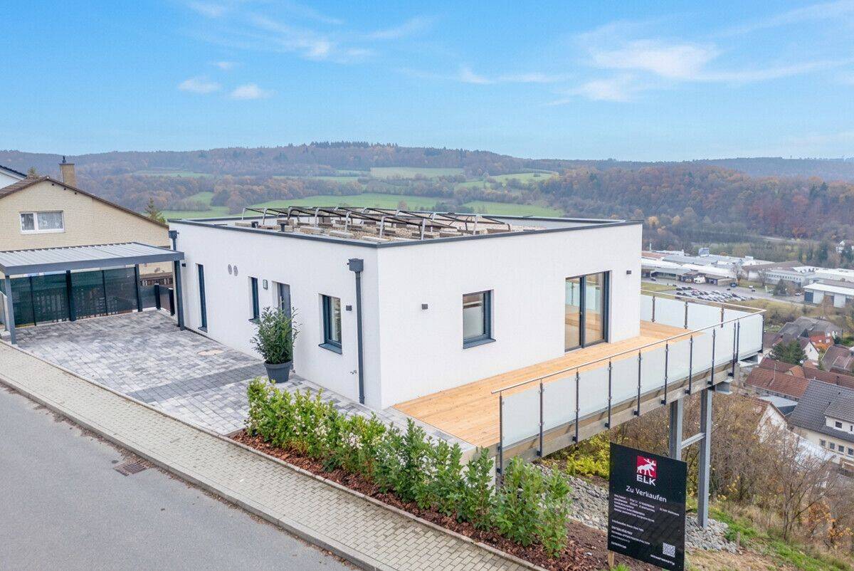 Exklusives Penthouse-Gefühl auf einer Ebene – Design-Bungalow mit spektakulärer Fernsicht in Roigheim, 74255 Roigheim