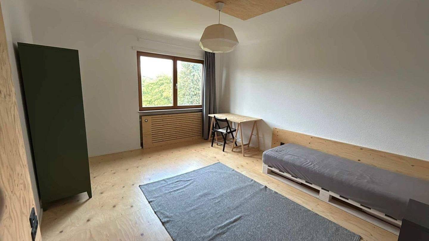 möbliertes WG-Zimmer in sanierter 3er WG mit Wohnküche, 66132 Saarbrücken