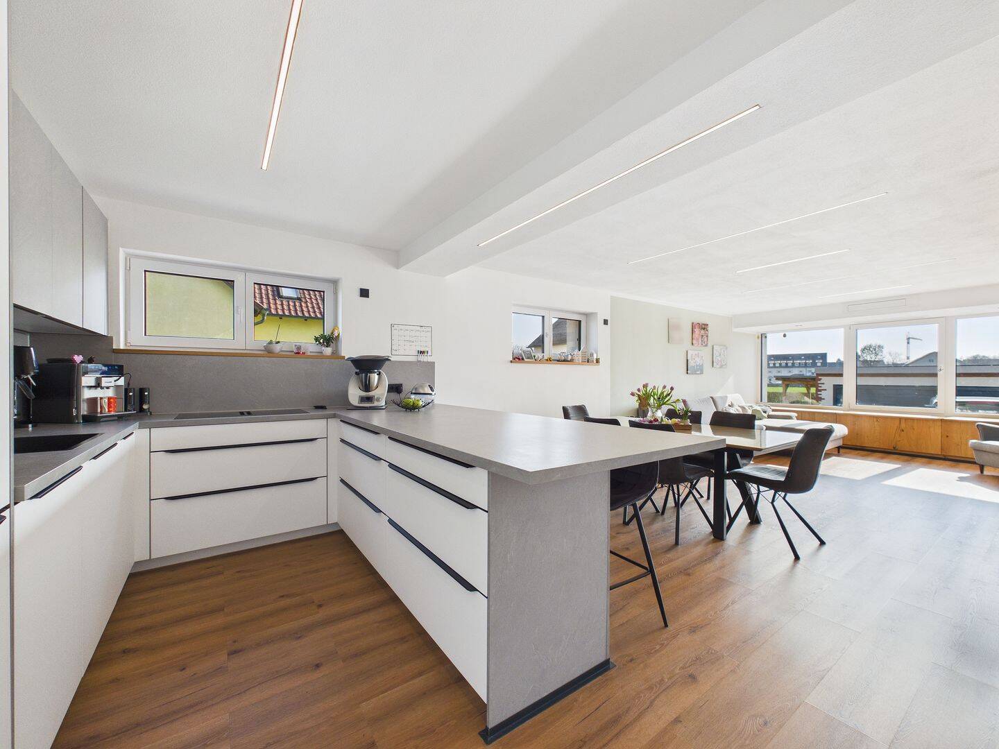 Luxuriöses Wohnensemble in Regensburg – kernsaniert, Pool, Outdoor-Kitchen & Grünblick!, 93055 Regensburg (Brandlberg-Keilberg Burgweinting-Harting Innenstadt Ostenviertel Schwabelweis)