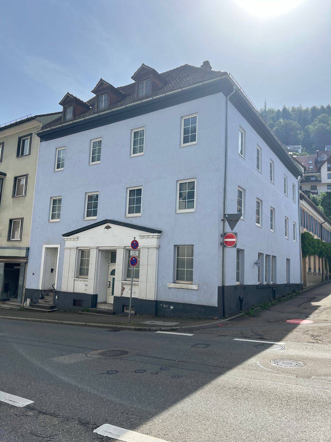 FÜR PROFIS! Hohe Mietrendite Sanierungsobjekt DIE ALTE BANK ZENTRAL IN TRIBERG (MFH & Gastro/Café), 78098 Triberg im Schwarzwald