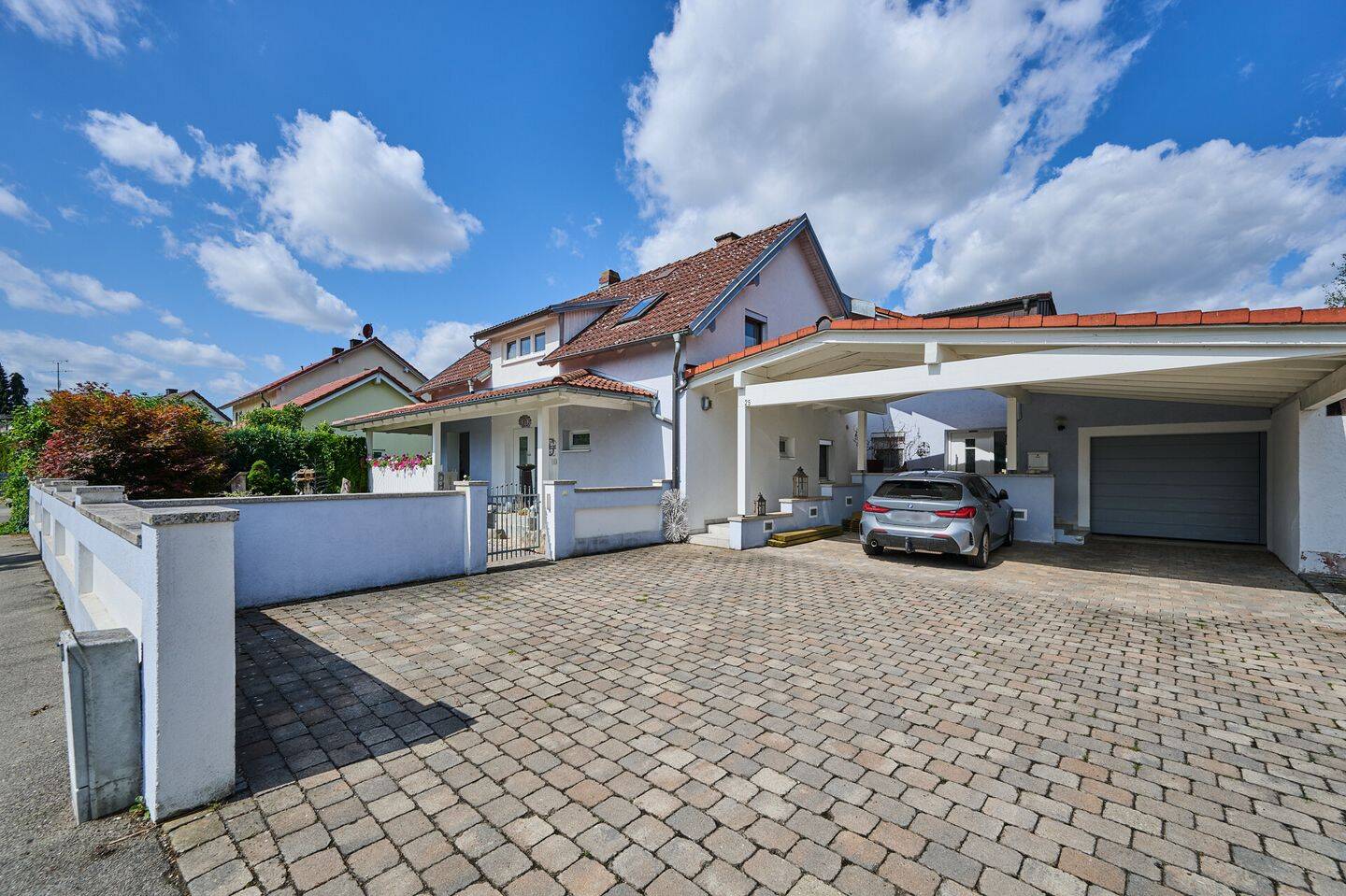 Großzügiges Ein-Zweifamilienhaus mit kernsaniertem Erdgeschoss und vielseitigem Nutzungspotenzial, 94330 Salching