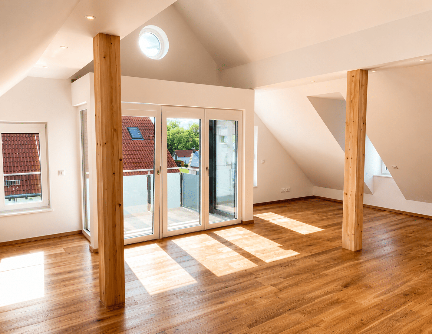 Exklusive Dachgeschosswohnung mit beeindruckender Raumhöhe, offenem Dachstuhl und zwei Balkonen, 85411 Hohenkammer
