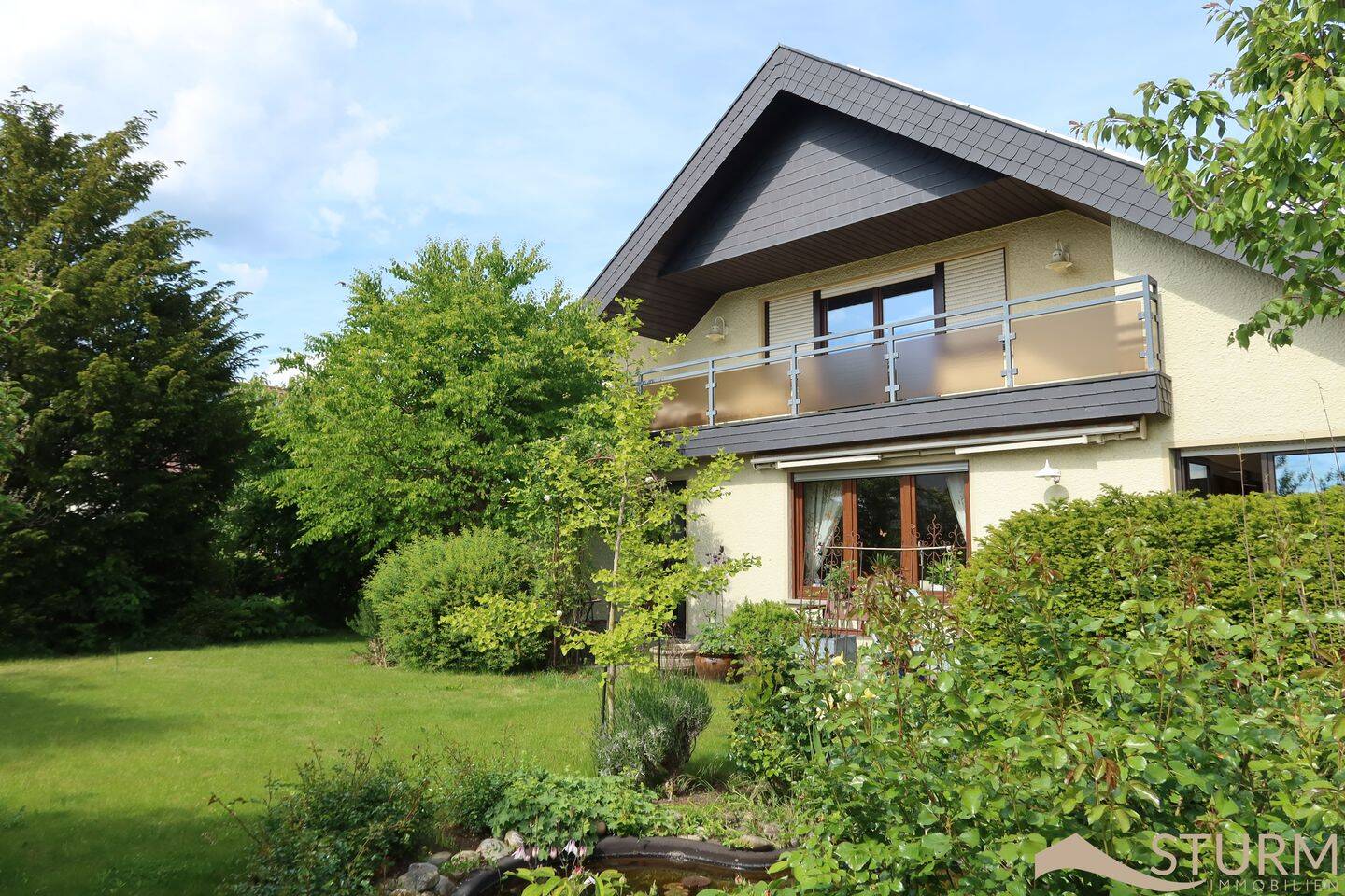 Stattliches, grundsolides Domizil mit Doppelgarage und wunderschön eingewachsenem Garten in ruhige Lage – Dingolshausen, 97497 Dingolshausen