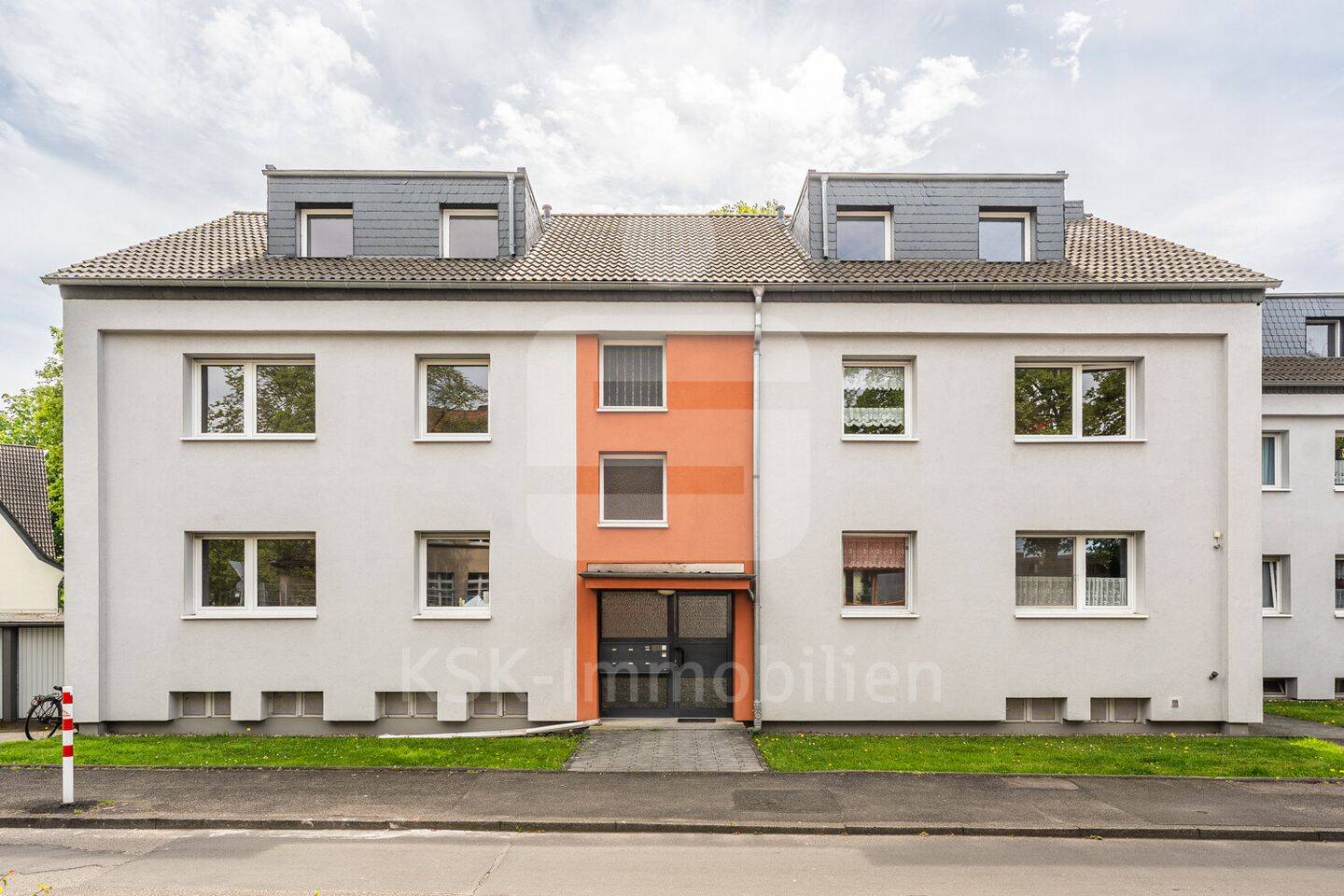 Gemütliche 2-Zimmer-Eigentumswohnung mit PKW-Garage und Stellplatz, sofort frei., 51469 Bergisch Gladbach