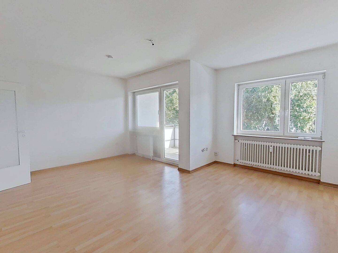 ERSTBEZUG NACH SANIERUNG: Große 3-Zimmer-Wohnung mit BALKON in BADEWANNE, 32676 Lügde