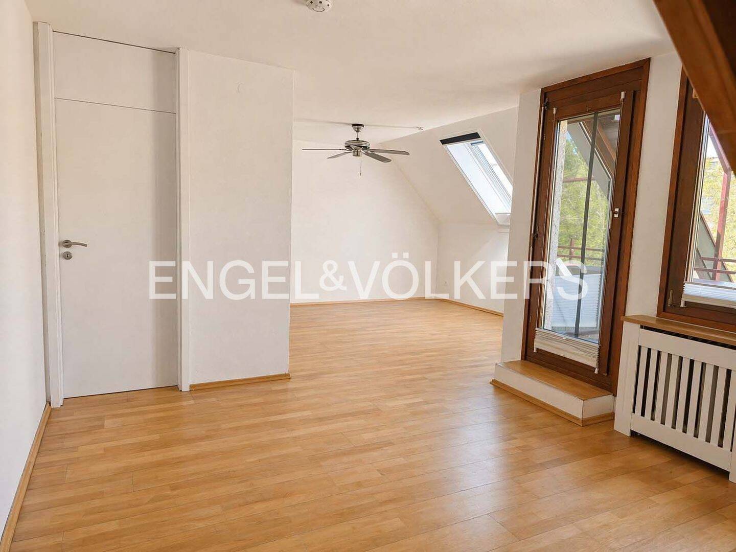 Wohnen auf zwei Ebenen . Sofort verfügbare 4-Zimmer-Maisonette-Wohnung mit Balkon, TG-Stellplatz, Stellplatz und EBK, 72076 Tübingen