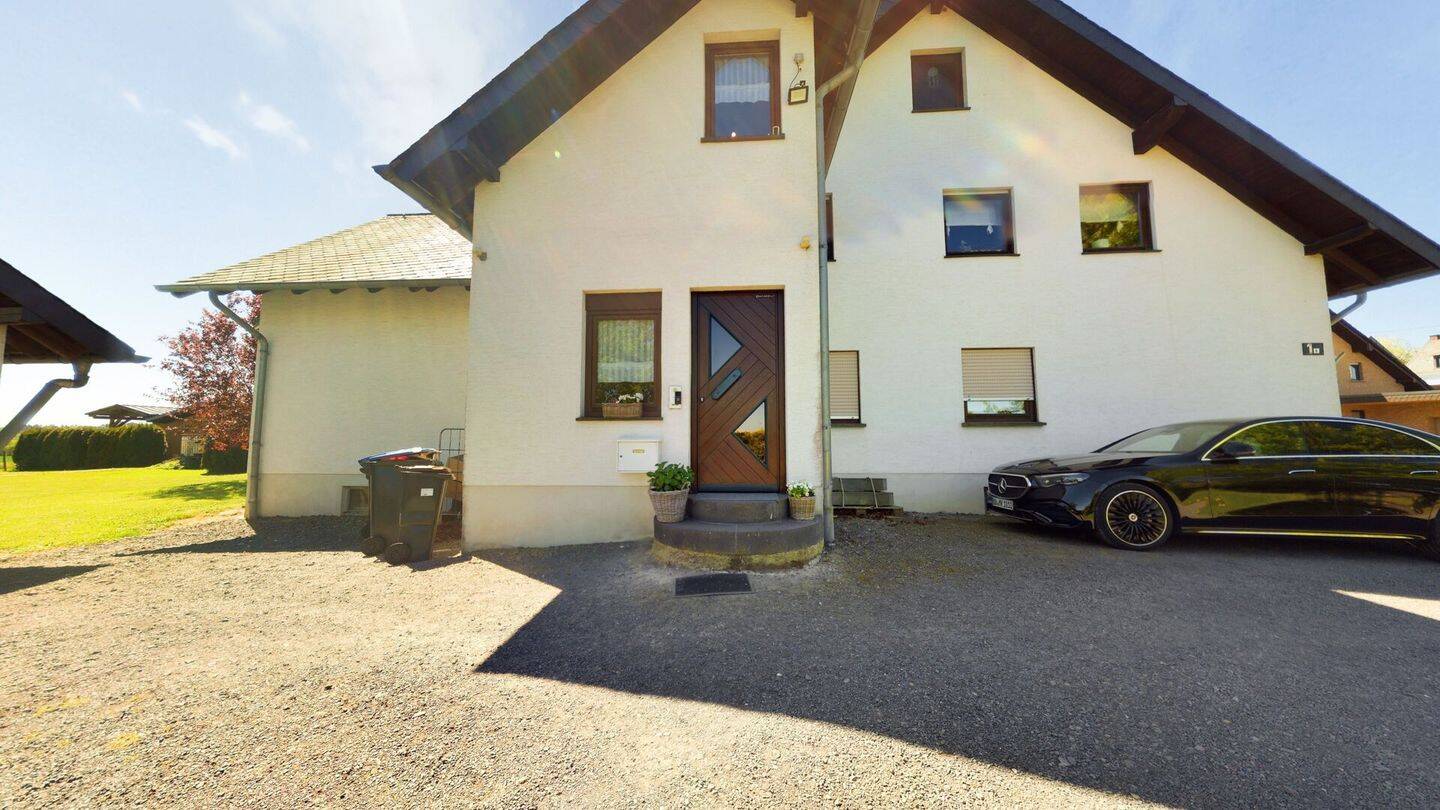 Großzügiges Zweifamilienwohnhaus in Randlage der Gemeinde Anschau mit fast schier endlosen Möglichkeiten, 56729 Anschau