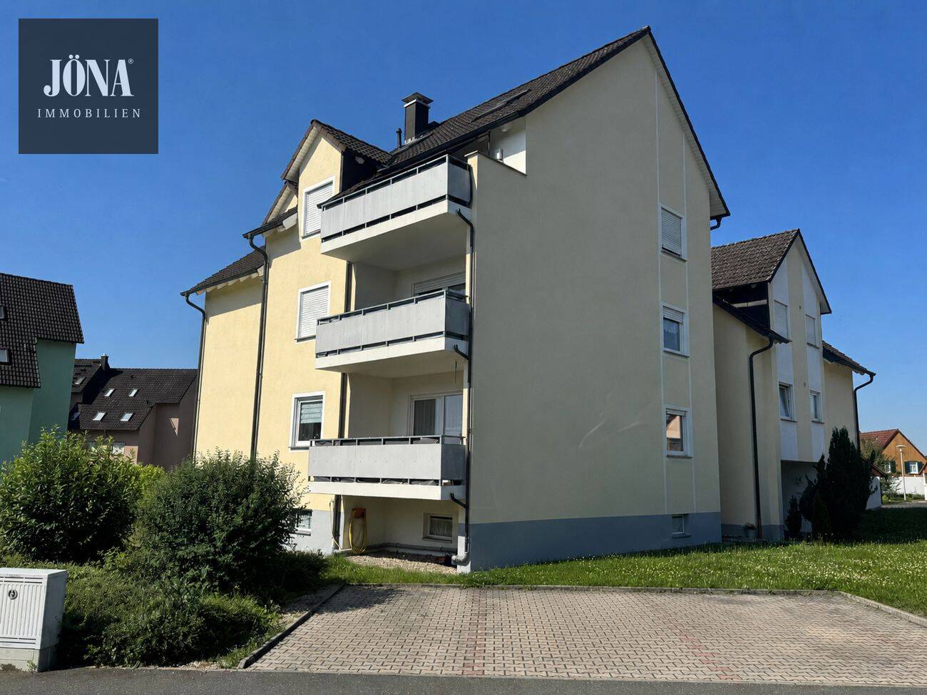 Helle 2-Zimmer-Wohnung im Erdgeschoss/Hochparterre mit Balkon, Garage und Stellplatz, 95336 Mainleus