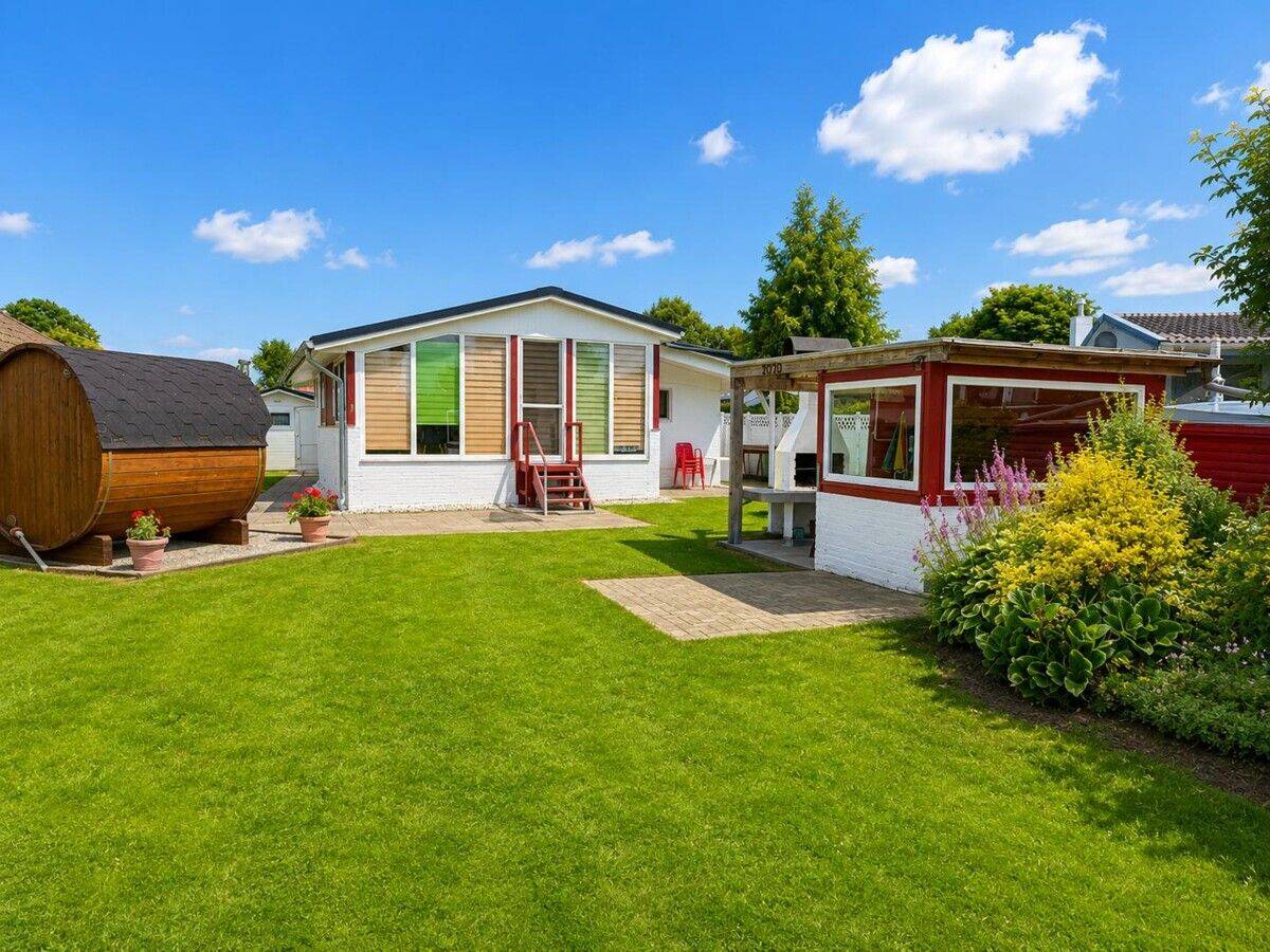 Möbliertes Ferienhaus mit Boot und Fass-Sauna am Wasser!, 26624 Südbrookmerland