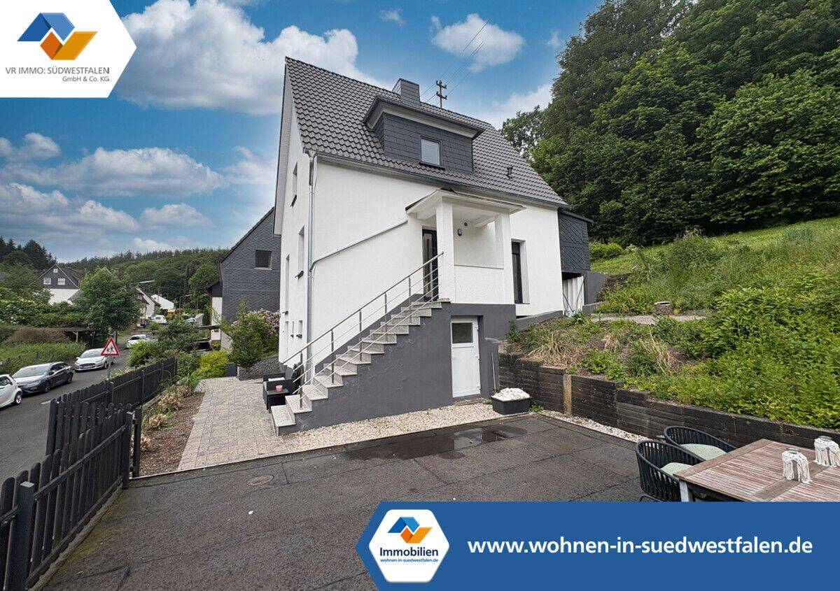 VR Immo: Modernisiertes Einfamilienhaus mit Doppelgarage in Eisern, 57080 Siegen