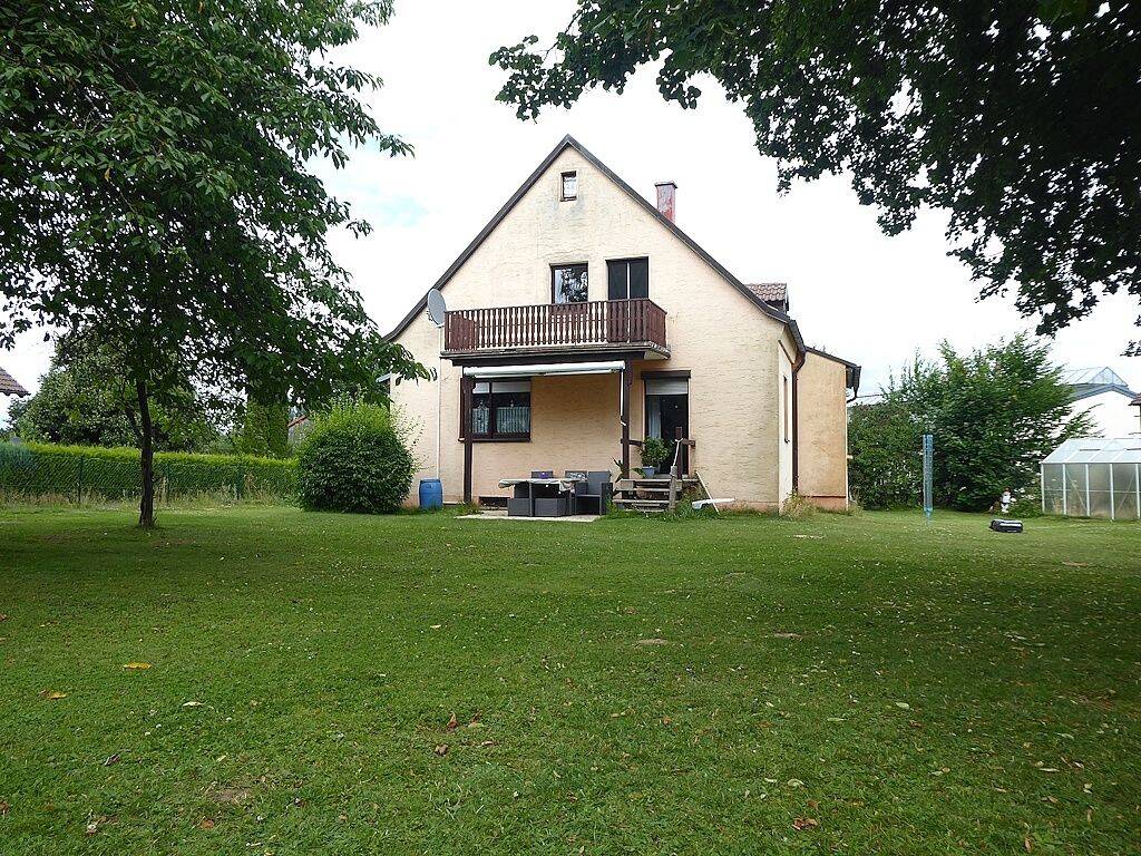 Geräumiges Ein- bis Zweifamilienhaus mit Garten in Konradsreuth, 95176 Konradsreuth