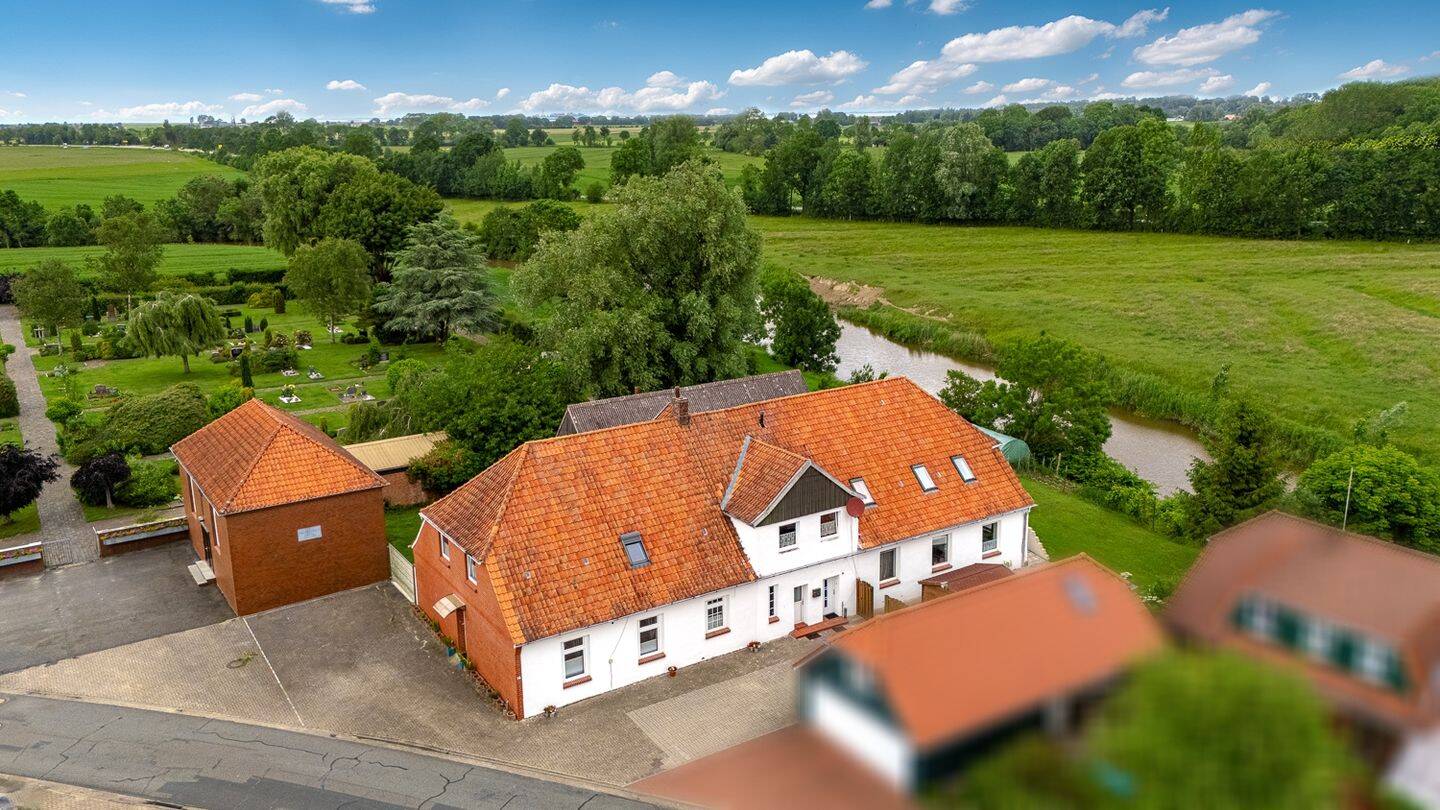 Historisches Mehrfamilienhaus in direkter Flusslage mit großem Entwicklungspotenzial, 21785 Neuhaus (Oste)