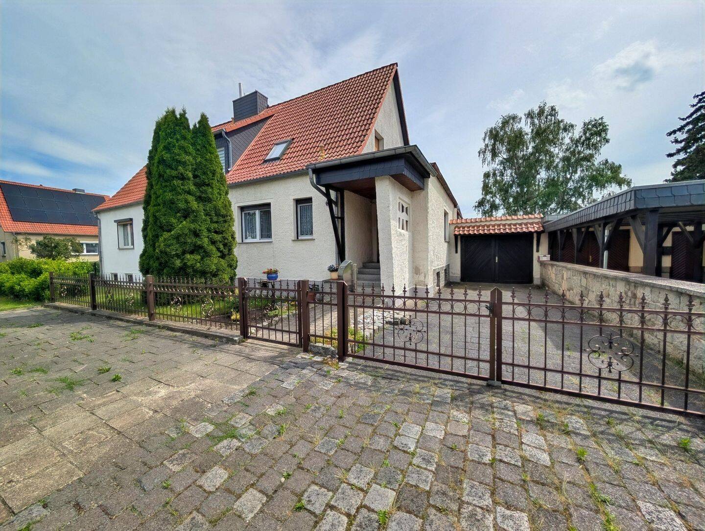 Charmante Doppelhaushälfte mit Schlossblick auf großzügigem Grundstück, 38820 Halberstadt