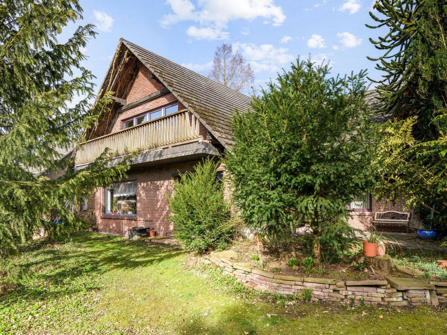 Geschmackvolles Zweifamilienhaus mit Garagen und großem Grundstück in Großefehn, 26629 Großefehn