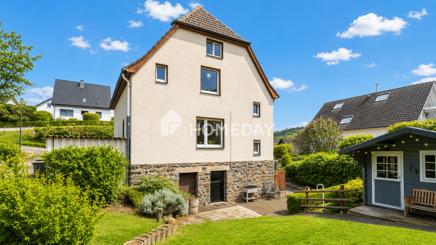Teilvermietetes Zweifamilienhaus mit sonnigem Garten auf ca. 940 m² Grundstück, 59872 Meschede