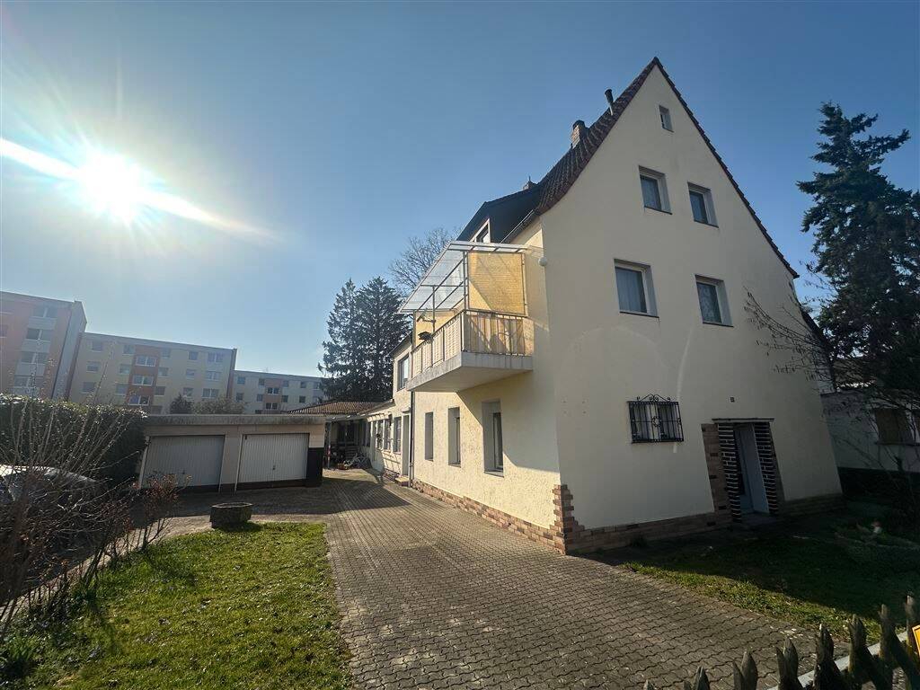 Wohnhaus 3 WE, 240 m² + Gewerbeeinheit 300 m² – zum Wohnausbau in begehrter Lage., 90765 Fürth