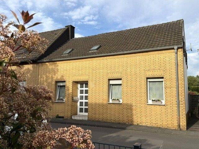 Uriges Wohnhaus mit Garage auf einem idyllischen Grundstück in ruhiger Wohnlage von Grefrath-Oedt, 47929 Grefrath