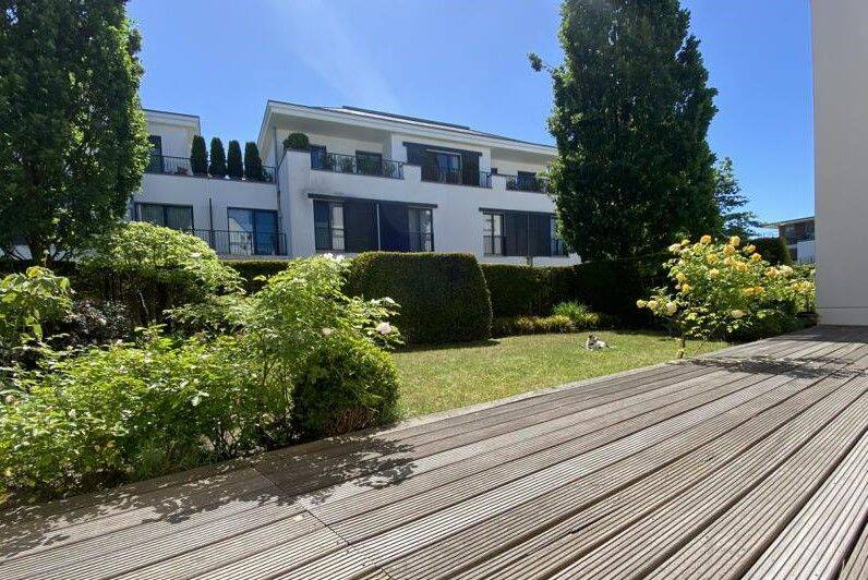 Luxuswohnen mit zwei Terrassen und großen Gartenanteilen in bester Lage von Nienstedten/unweit der Elbe, 22609 Hamburg (Altona Groß Flottbek Nienstedten Osdorf Othmarschen)