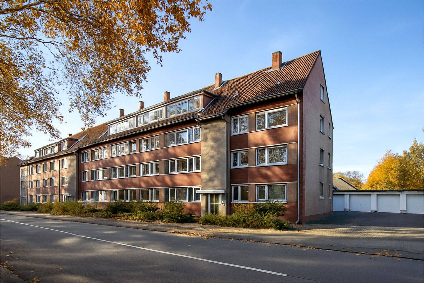 Großes Mehrfamilienhaus mit kleinen Einheiten und 8 Garagen, 45888 Gelsenkirchen (Bulmke-Hüllen)