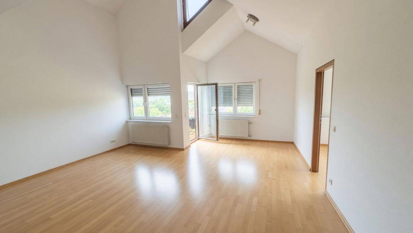 Helle 2-Zimmer-Dachgeschosswohung mit großem Balkon & schöner Ausicht, 72760 Reutlingen