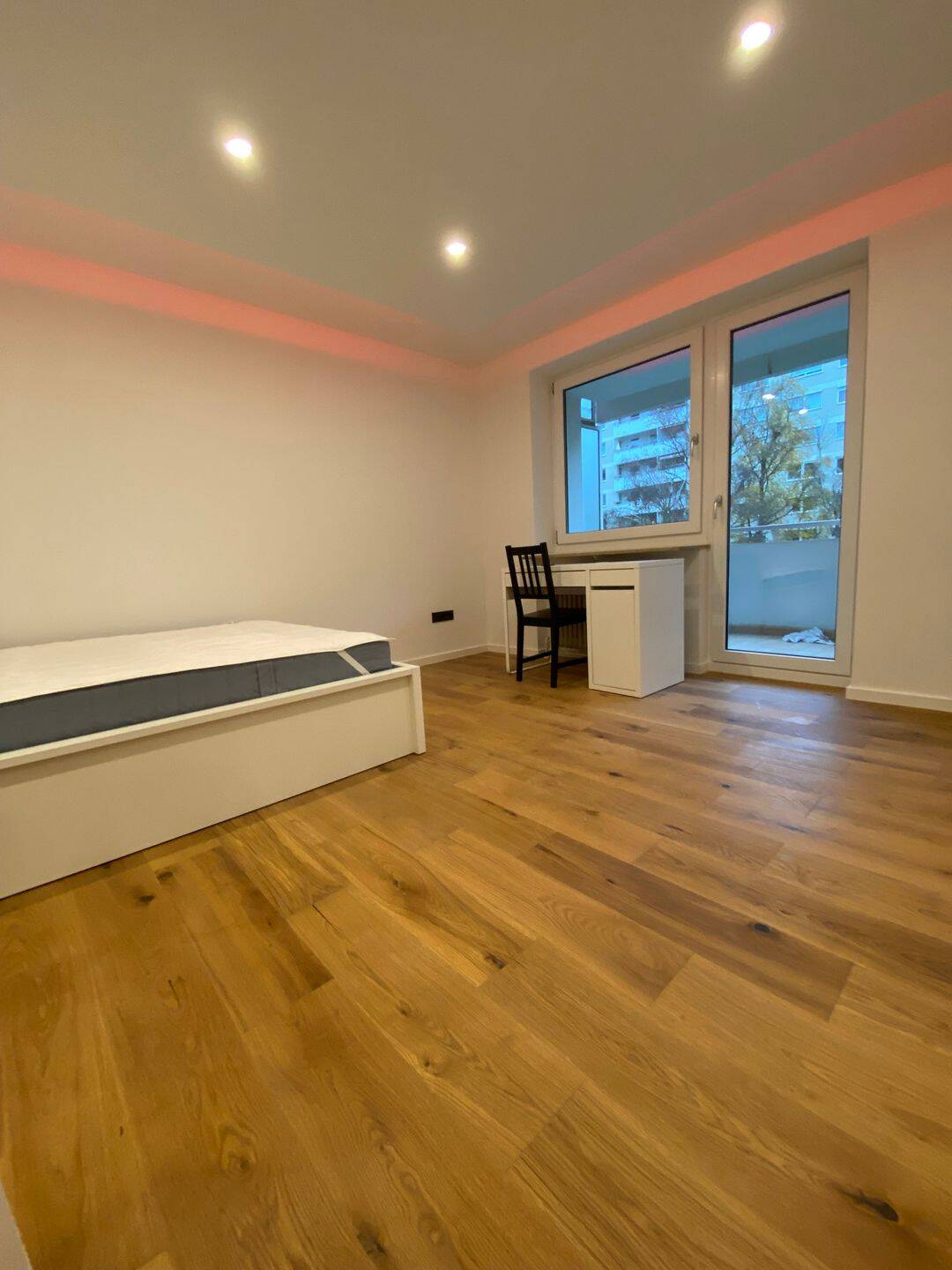 Möbliertes Zimmer in renovierter 3er-WG verfügbar, 81476 München (Thalk. Obersendl.-Forsten-Fürstenr.-Solln)