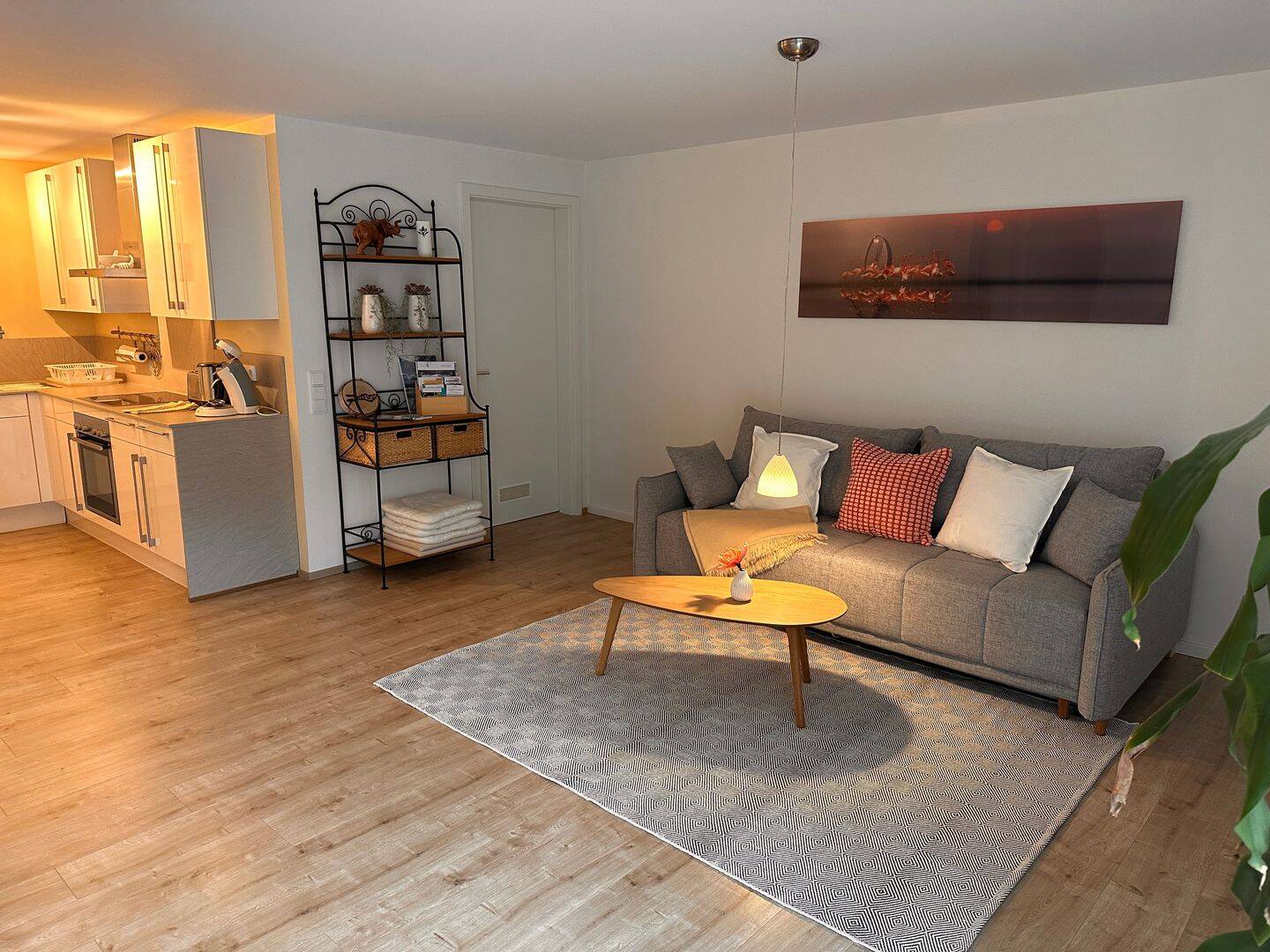 Moderne Wohnung im Souterrain (möbliert!!!) in exzellenter Wohnlage, 88048 Friedrichshafen