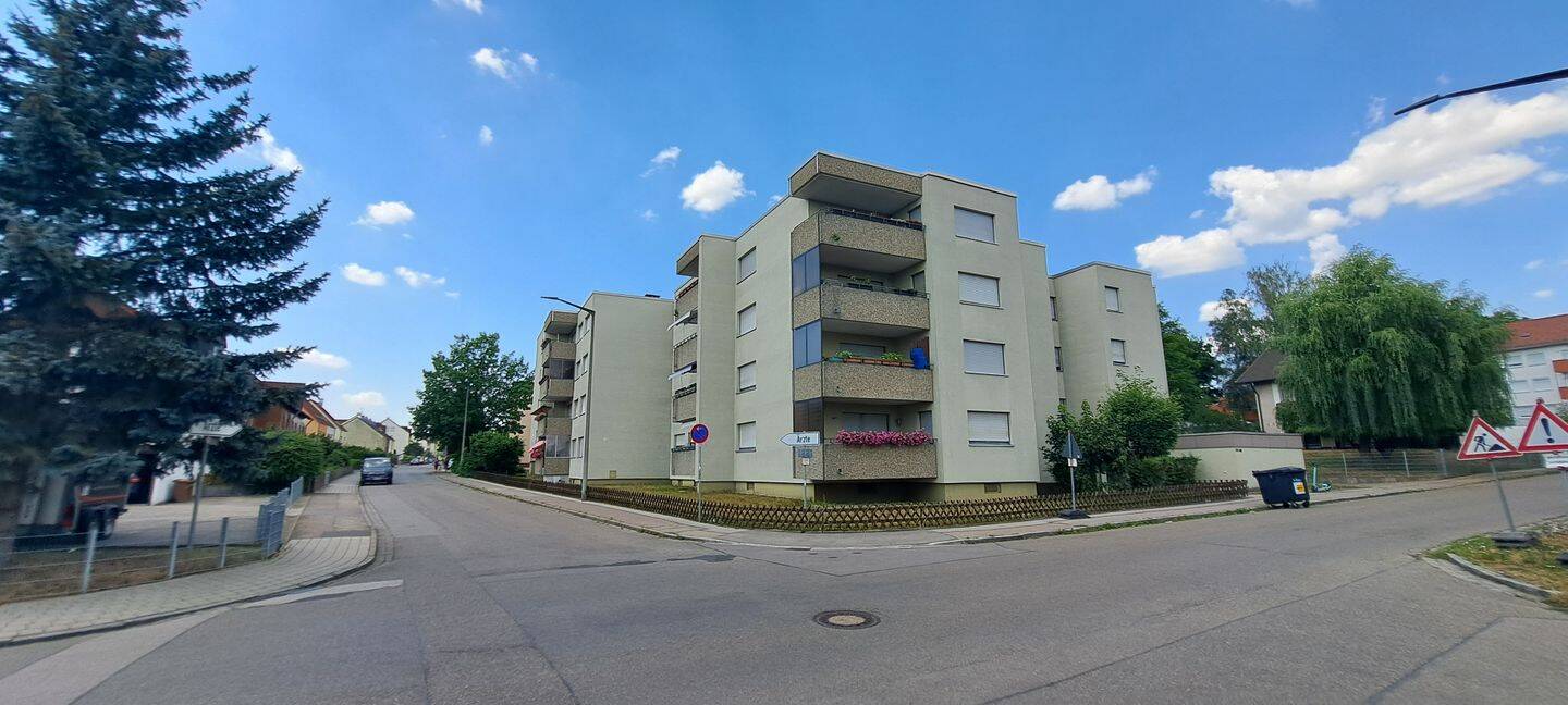 !!NUR MIT WBS!! – 4-Zimmer-Wohnung mit Balkon im 1. Obergeschoss in 91154 Roth, 91154 Roth