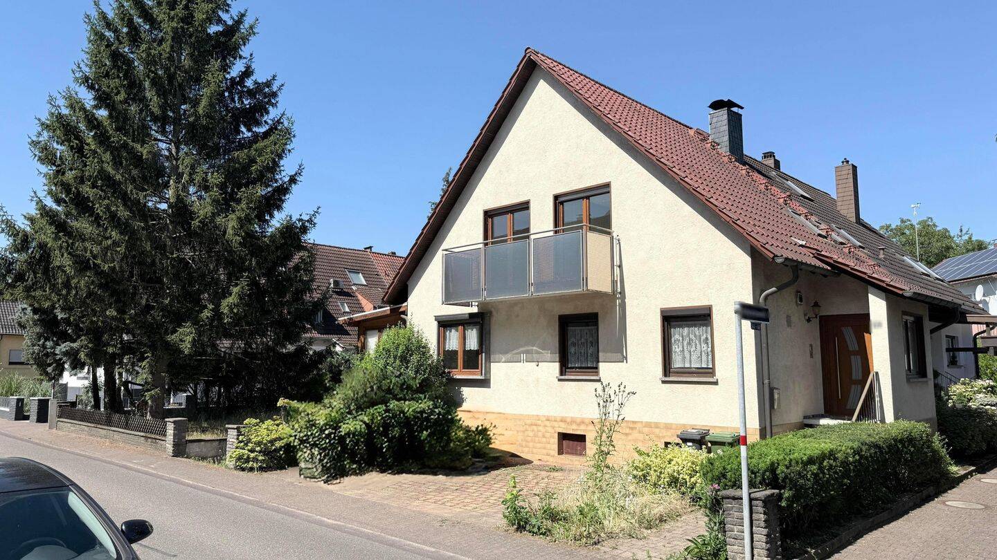 Familienfreundliche Doppelhaushälfte in beliebter Wohnlage von Ettlingen, 76275 Ettlingen