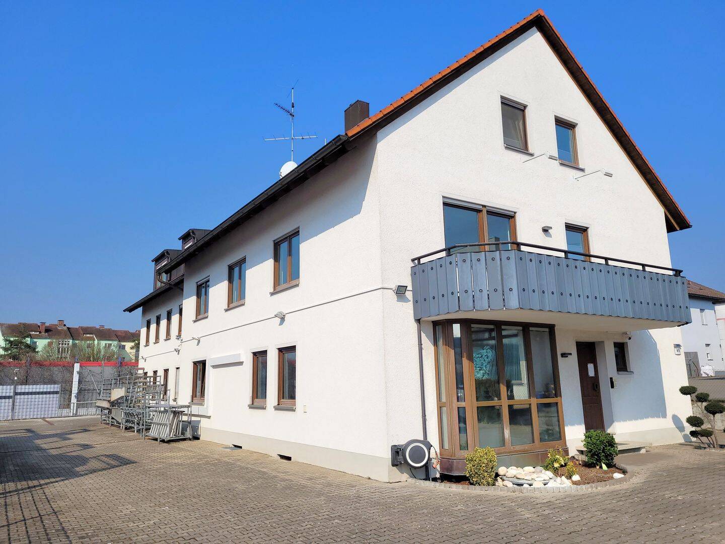 Groß, grundsolide und vielseitig nutzbar: Repräsentatives Wohn- und Geschäftshaus mit großem Grundstück in bester Gewerbelage von ER-Bruck, 91058 Erlangen (Bruck Eltersdorf Erlangen-Süd Sebaldussiedlung Tennenlohe)