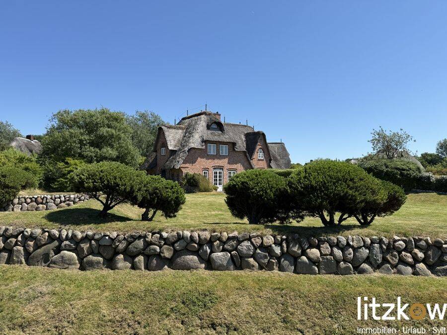 Reetgedeckte Doppelhaushälfte mit großzügigem Garten und friesischem Charme !, 25980 Sylt