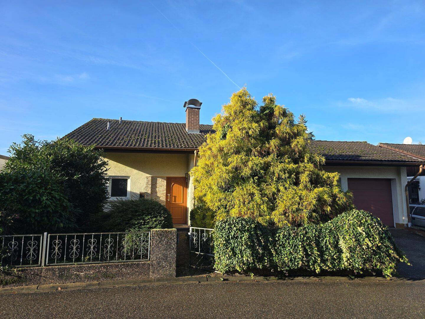 Großzügig gebautes Einfamilienhaus mit Einliegerwohnung, 69257 Wiesenbach