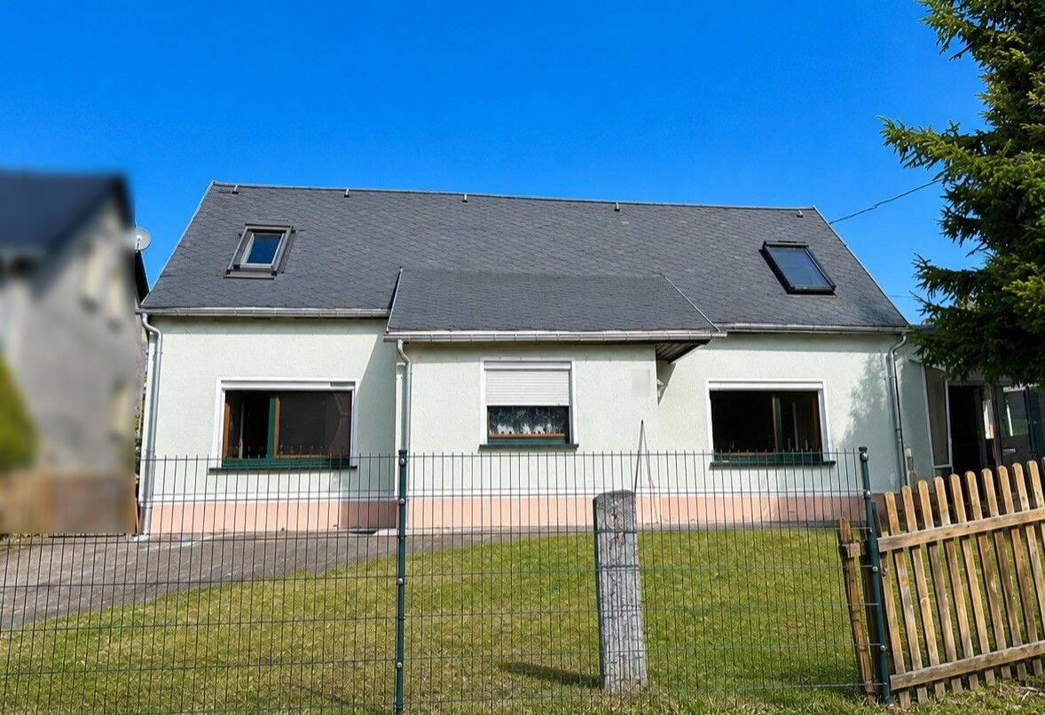 Freistehendes Einfamilienhaus mit Gestaltungspotenzial in zentraler und ruhiger Lage von Rodewisch, 8228 Rodewisch