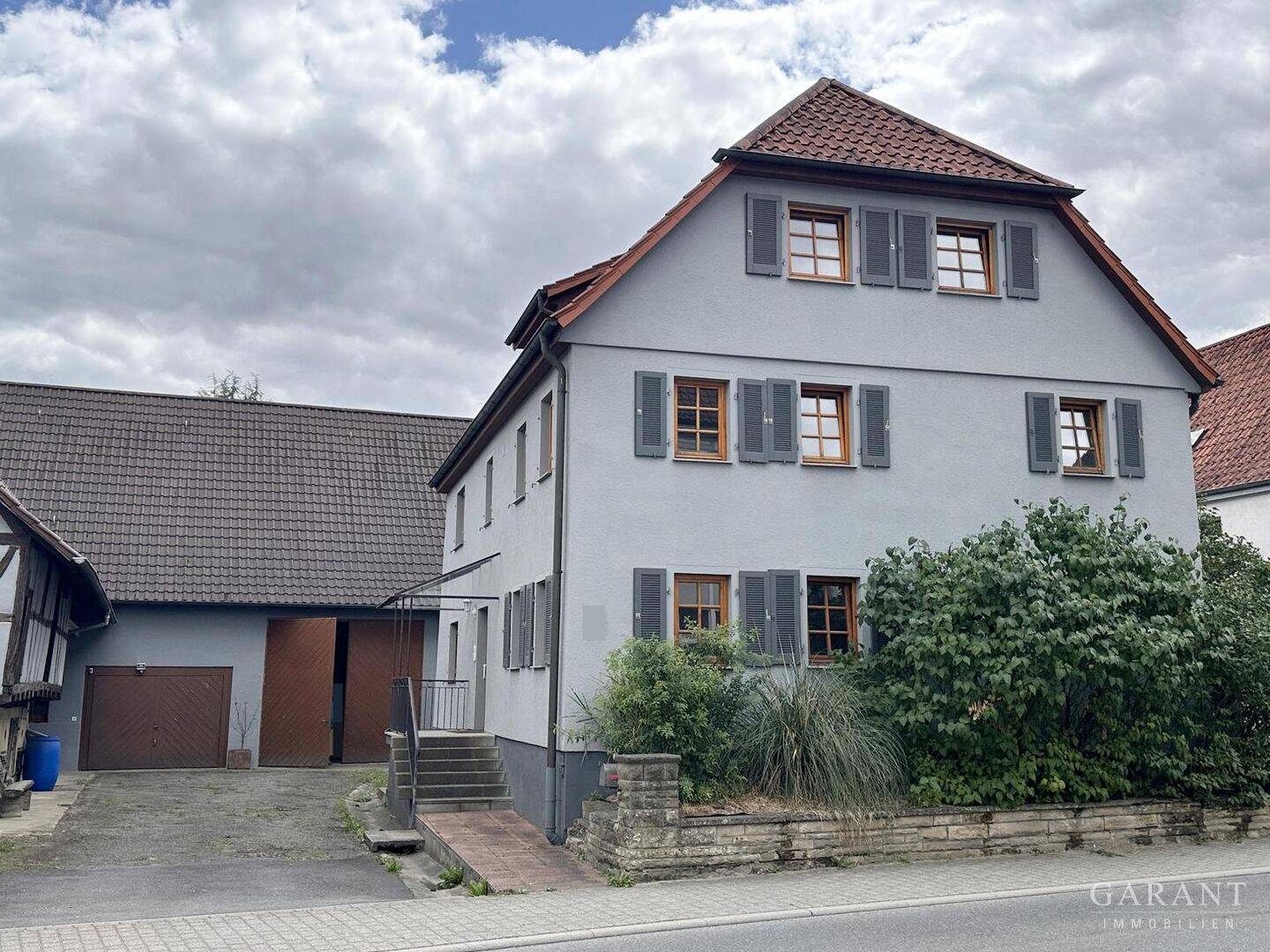 Charmantes Zweifamilienhaus mit großer Scheune und vielfältigen Nutzungsmöglichkeiten, 74936 Siegelsbach