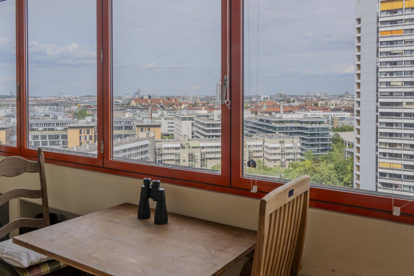 Sensationeller Ausblick über München! 2-Zimmer-Wohnung im 15. Stock mit Wintergarten und Loggia, 80687 München (Laim Pasing-Obermenzing)