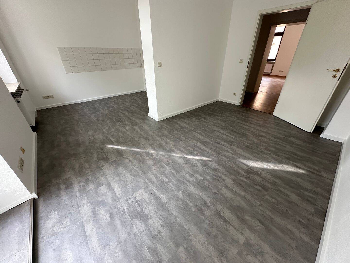 2,5 Zi.- Whg. im 1. OG – perfekt für 2er-WG’s – offene Tageslichtküche !, 9113 Chemnitz