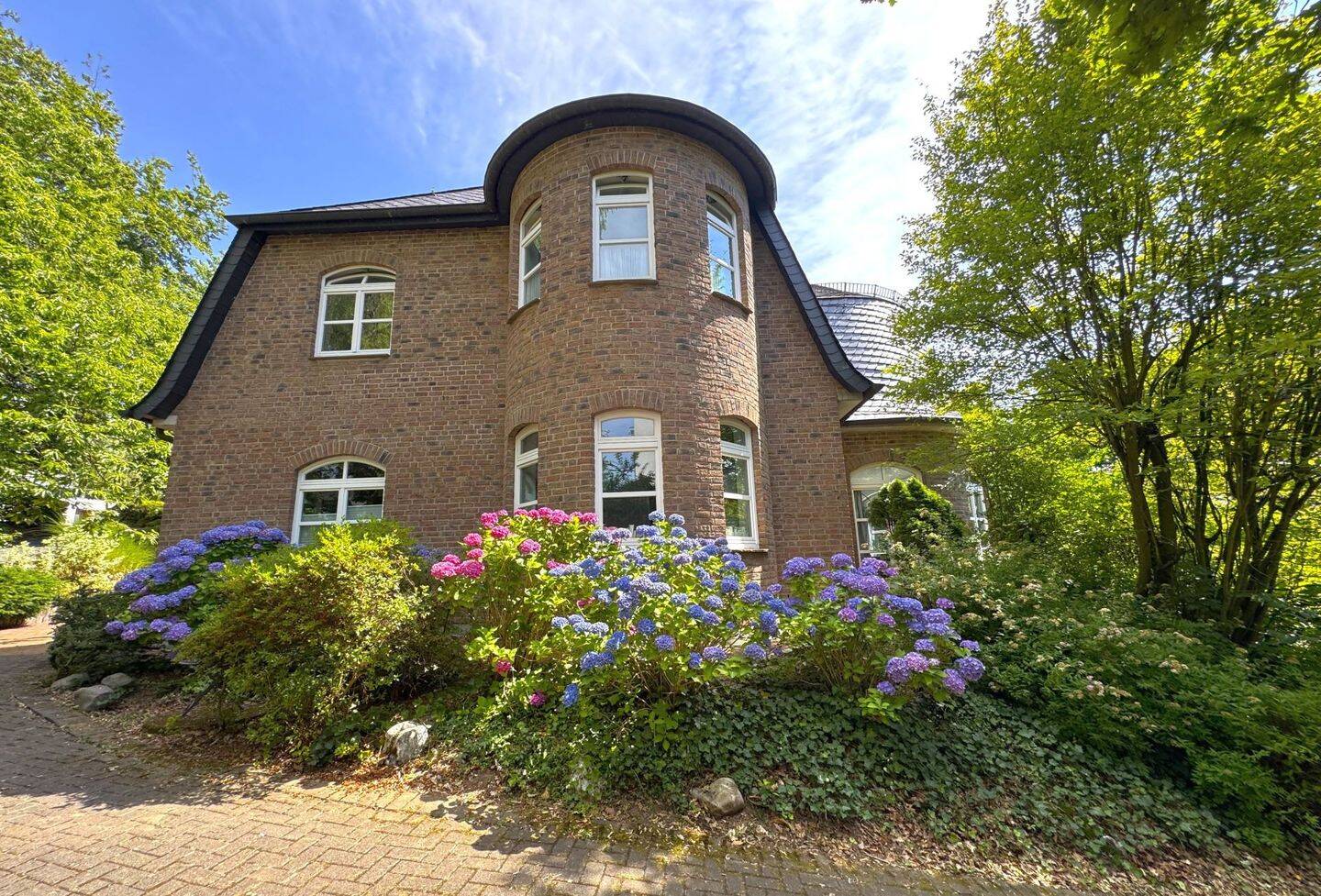 Großzügiges Einfamilienhaus mit Garten, Balkon und Doppelgarage in Höhr-Grenzhausen, 56203 Vallendar