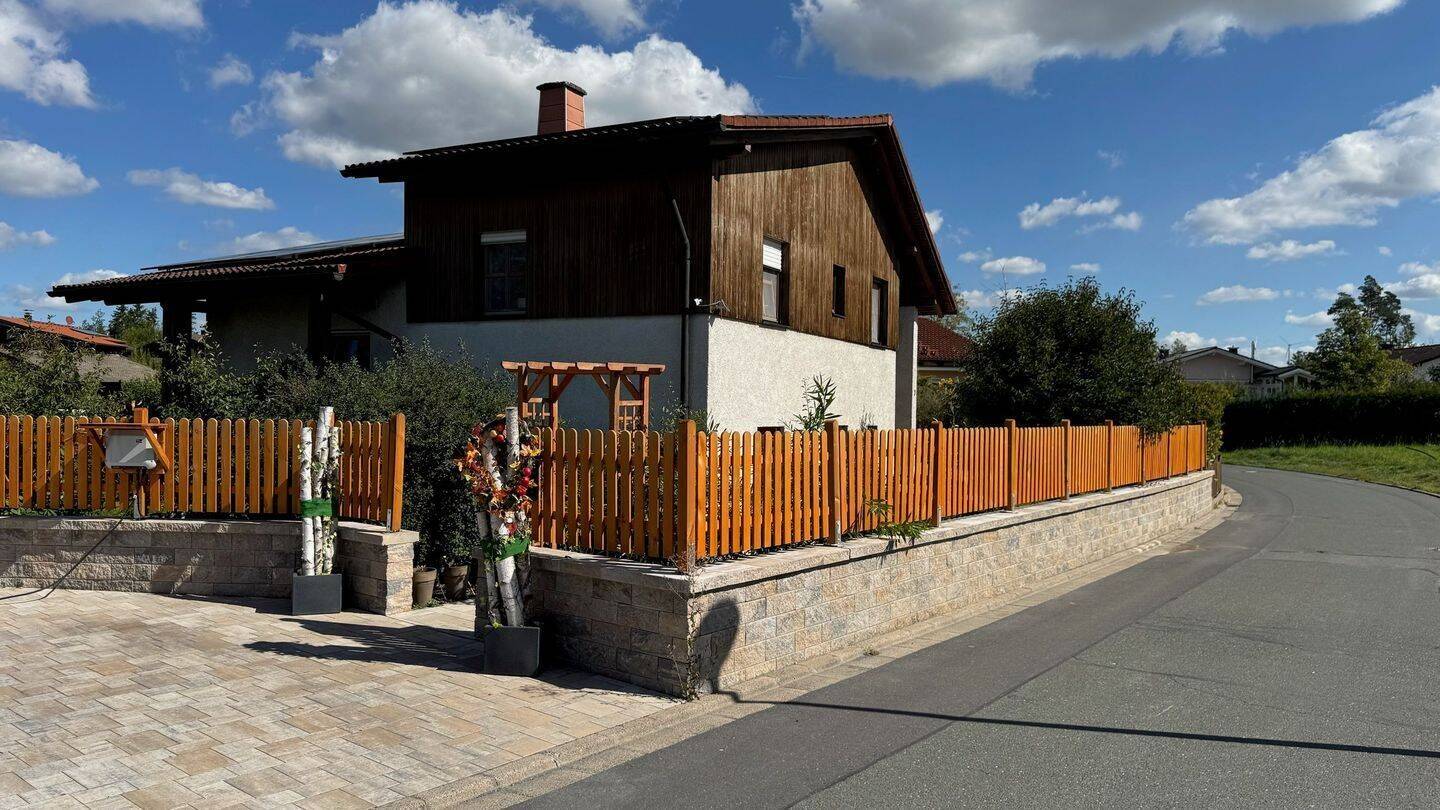 Koffer auspacken und wohlfühlen – außergewöhnliches Split-Level-Haus mit PV, Speicher & Gartenlounge, 95182 Döhlau