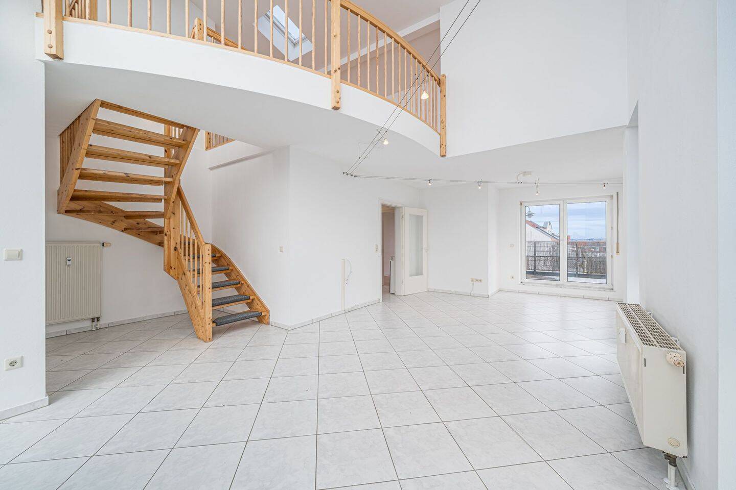 Exklusiv! Großzügige 2,5-Zimmer-Maisonette-Eigentumswohnung mit traumhafter Galerie, 88471 Laupheim
