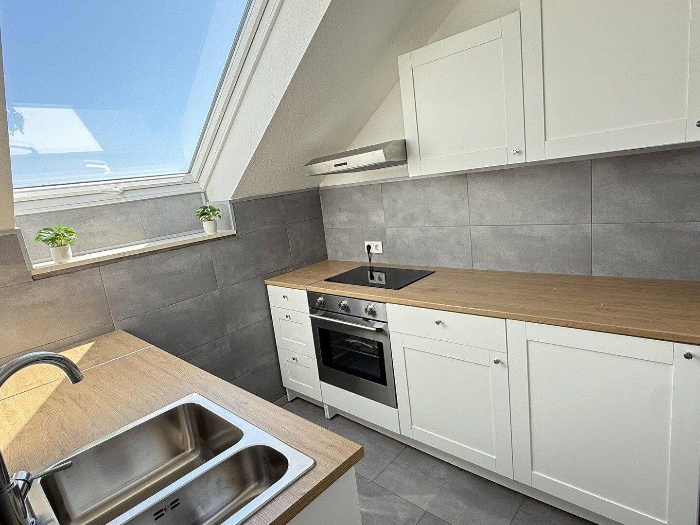 Frisch sanierte 2 Zimmer DG-Wohnung mit Einbauküche und Vorratsraum an der schönen Nordbahntrasse, 42107 Wuppertal (Elberfeld)