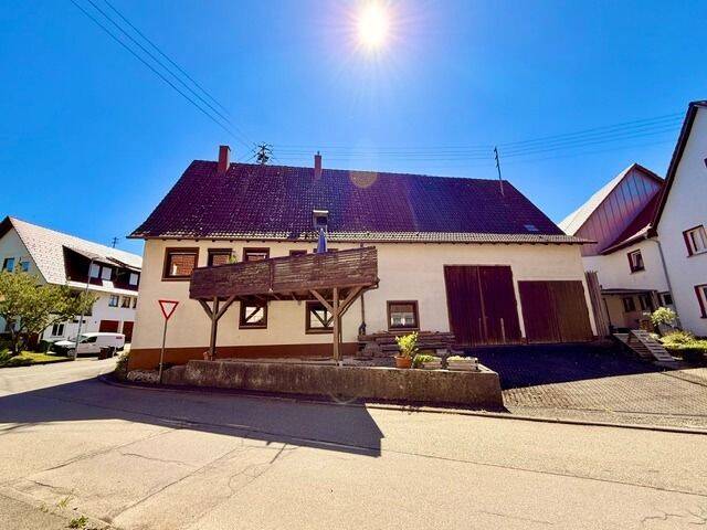 Charmantes Wohnhaus mit Ökonomiegebäuden mitten in Tieringen, 72469 Meßstetten