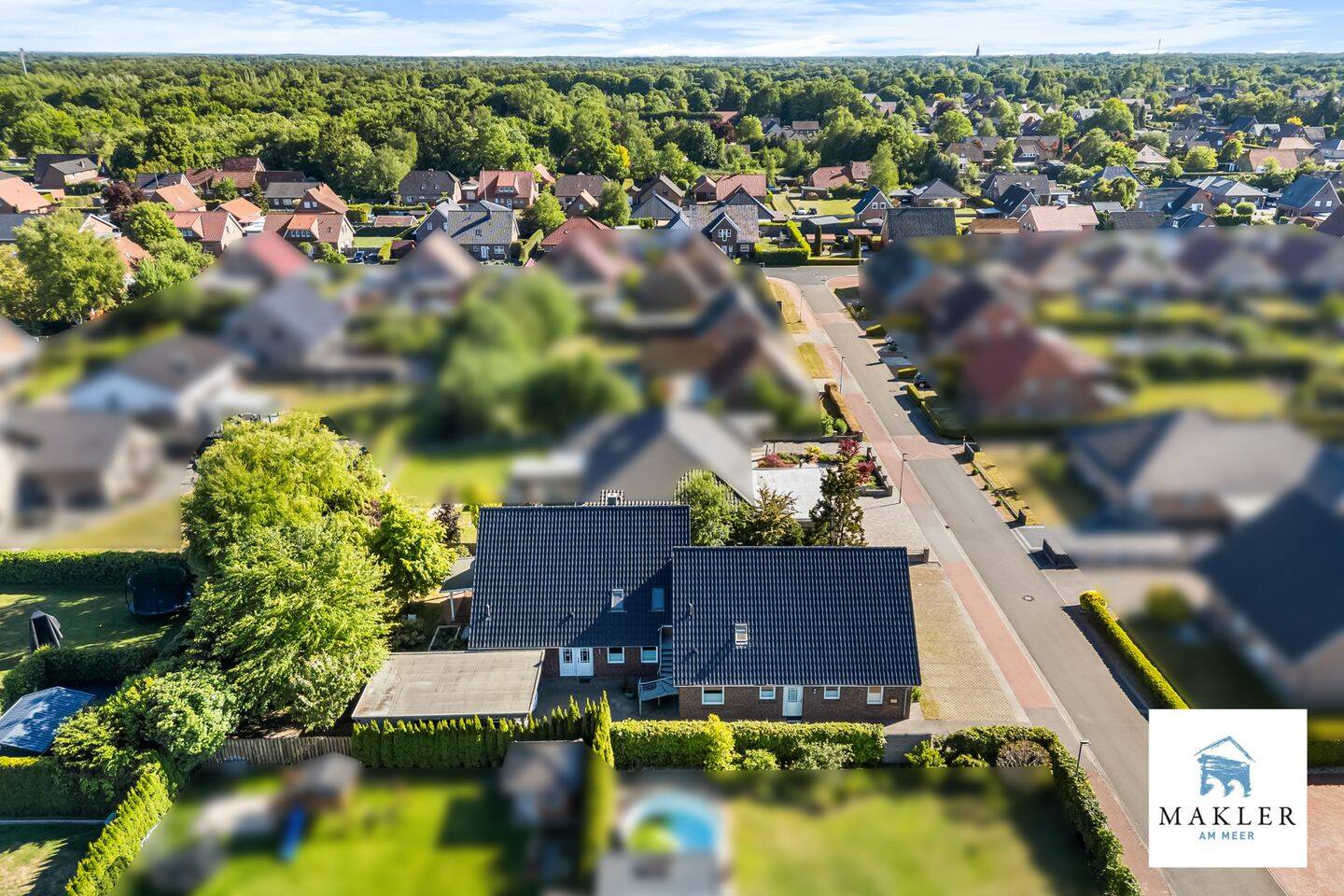 Wohnen und Arbeiten auf hohem Niveau~EFH mit vielseitig nutzbarem Praxisbereich in Westoverledingen, 26810 Westoverledingen