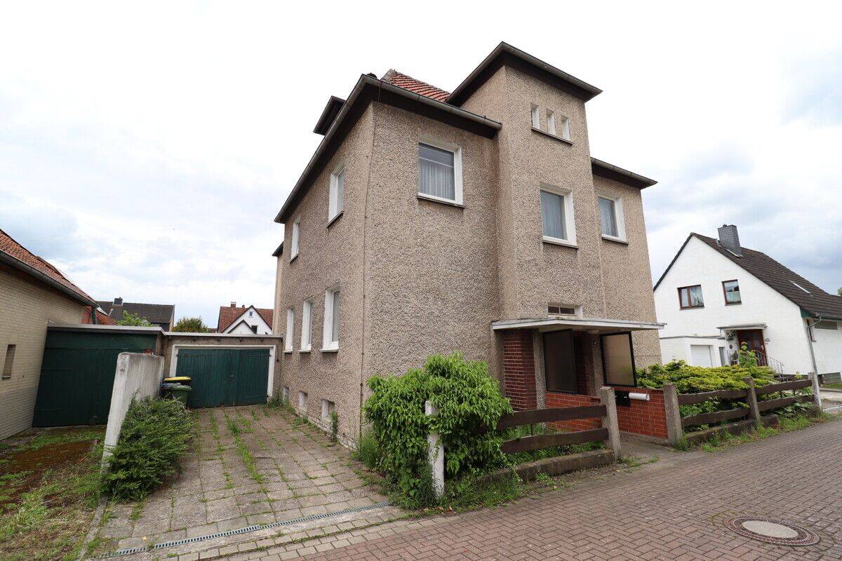 Sanierungsbedürftiges Zweifamilienhaus mit Ausbaupotenzial im Dachgeschoss in Barnten, 31171 Nordstemmen