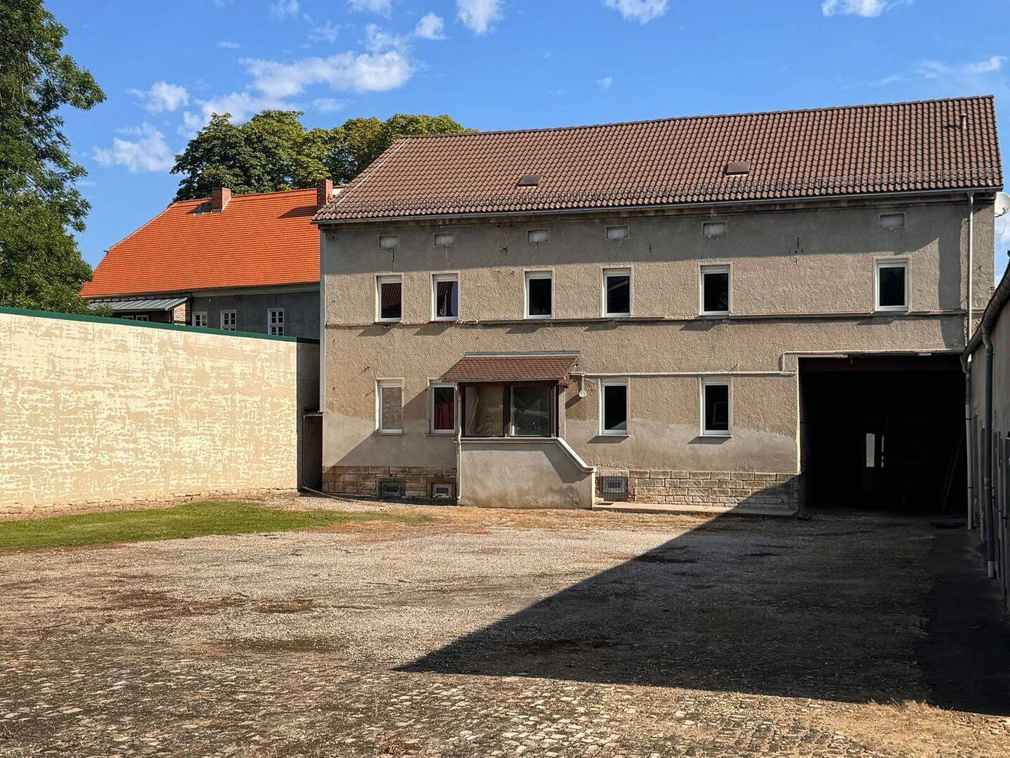 Mehrfamilienhaus zur Fertigsanierung mit Garagen und großem Hof (provisionsfrei für Käufer), 6686 Lützen