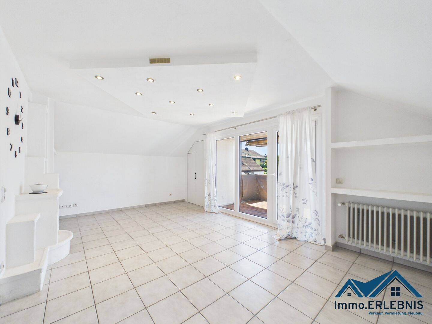 Licht, Ruhe, Charme! Gepflegte DG-Wohnung mit Sonnenbalkon, Küche, Keller, Stellplatz und mehr…, 73061 Ebersbach an der Fils